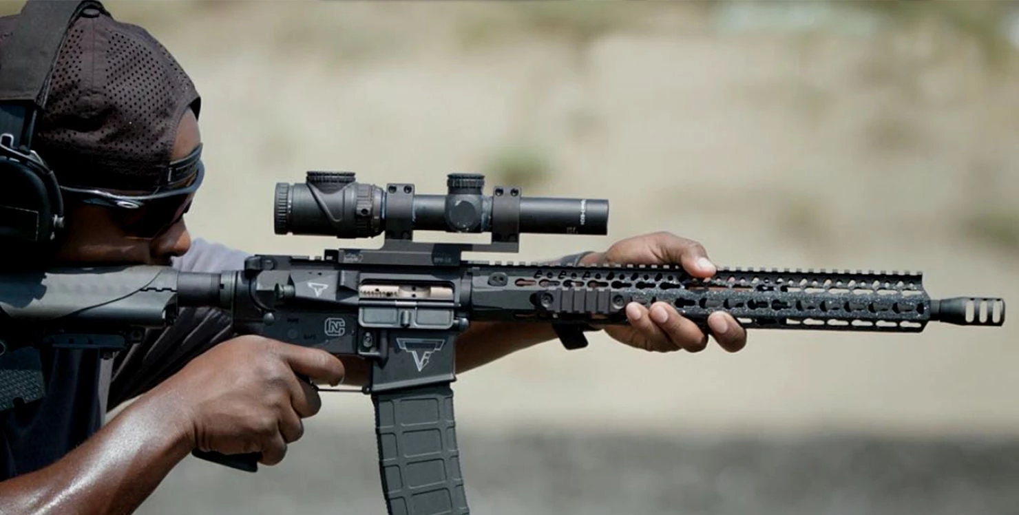 Οι ΗΠΑ πληρώνουν το τίμημα της ελεύθερης εμπορίας πολεμικών τυφεκίων όπως το AR-15 – Με αυτό σκόρπισε το θάνατο ο μακελάρης στη Φλόριντα